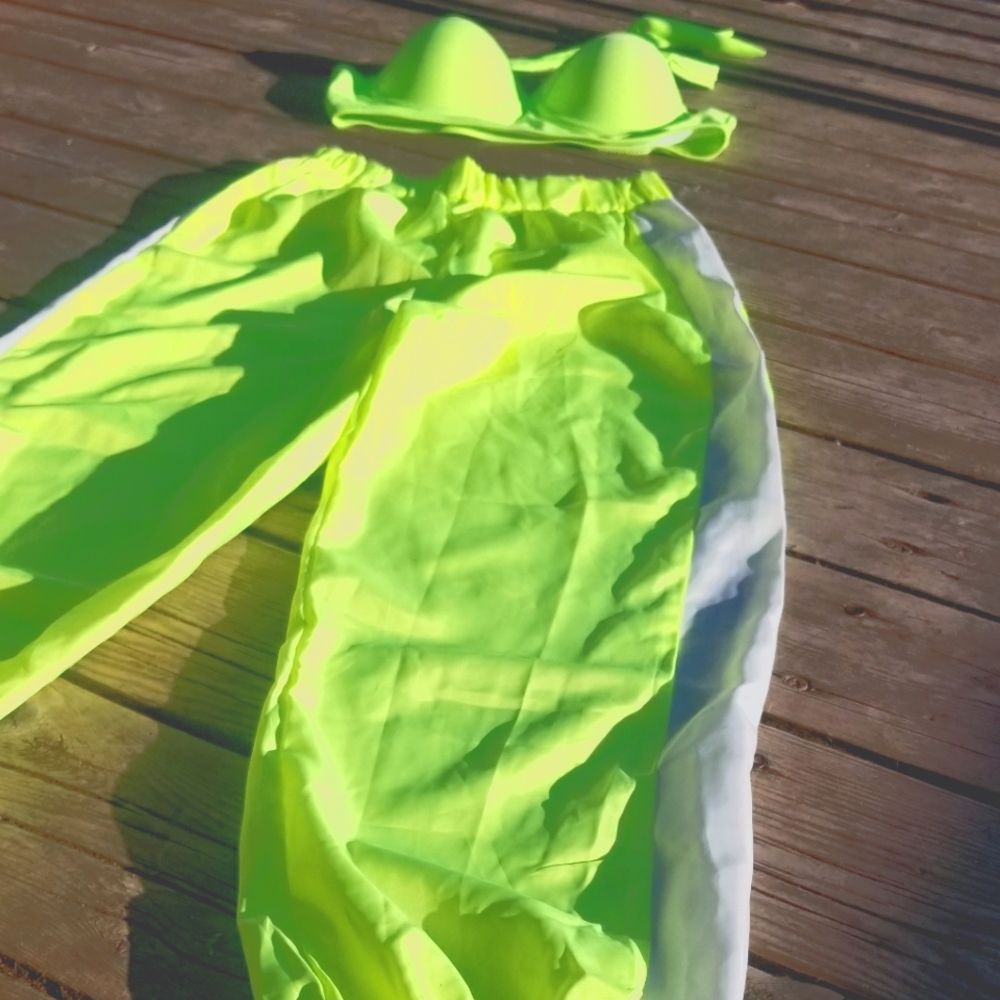 😘 Beautiful Neon Green Outfit